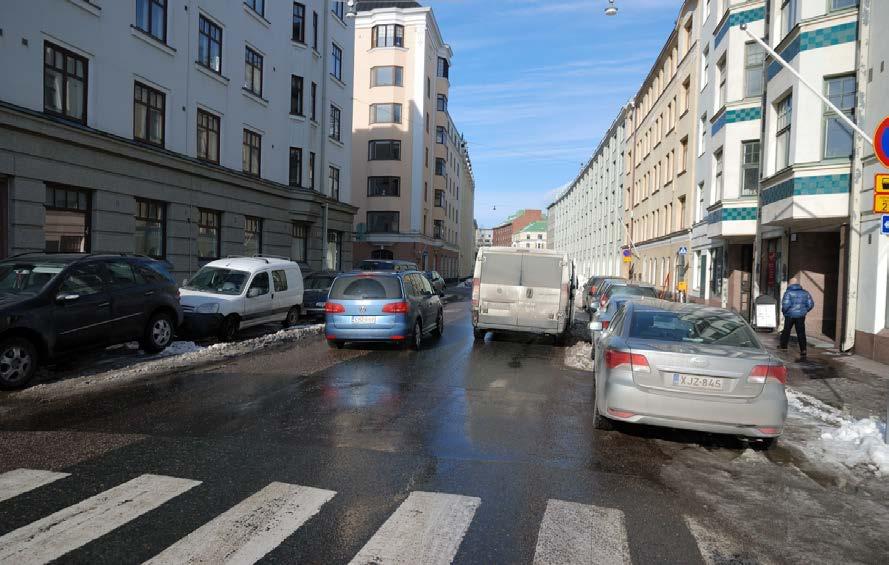 Todellisuudessa häiriötä ei kuitenkaan aiheudu, koska ajoradalle pysähtyneen jakeluauton voi ohittaa toista kaistaa pitkin.