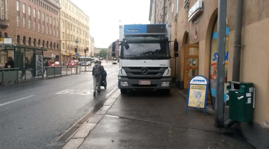 Suomalaisessa kaupungissa liikkuva jalankulkija ja pyöräilijä kohtaa huomattavan paljon jalkakäytävillä ja pyöräteillä olevia autoja.