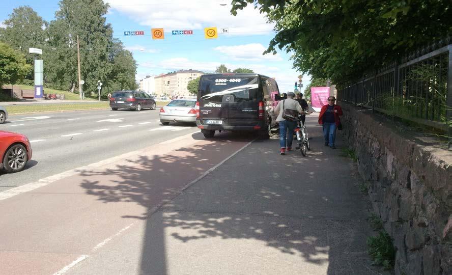 Pyöräliikenteelle tarkoitettuja kaistoja on yksi. Se on tukittu.