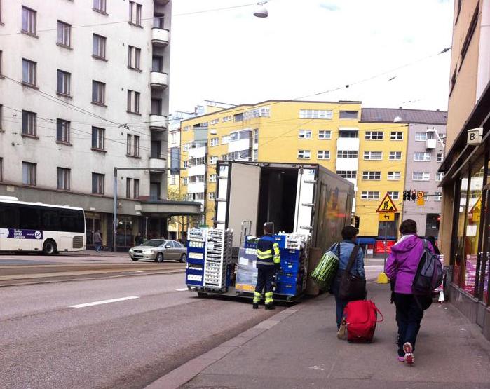 Tämä väite ei pidä paikkaansa. Jakeluautoissa on ns. peränostin, joka voidaan laskea jalkakäytävän reunan korkeudelle.