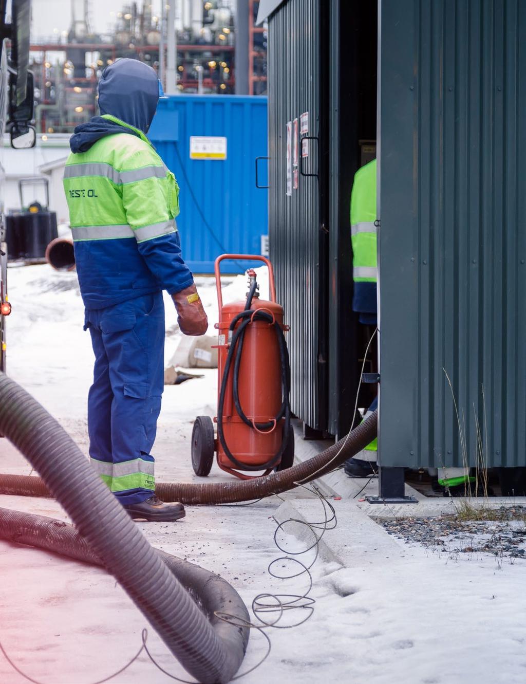 POLTTOAINEEN PURKU ETENEE TARKISTUSLISTAN MUKAAN Polttoaineen purkutapahtumassa on huomioitava ja varmistettava turvallisuus- ja operointitehtävät, joita tarkistuslistan mukaan ovat mm.