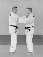 3. Ashi-waza (okuri-ashi-barai, sasae-tsurikomi-ashi, uchi-mata) 1. Okuri-ashi-barai Tori ja uke ovat vastakkain shizen-hontaissa noin 30 cm päässä toisistaan (noin yksi shaku).