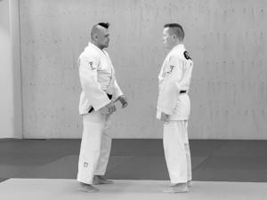 2. Sasae-tsurikomi-ashi Tori ja uke menevät vastakkain noin 60 cm päähän toisistaan (noin kaksi shakua)(kuva 1).