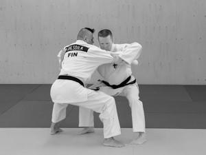 3. Sumi-gaeshi Tori ja uke kävelevät toisaan vasten noin 90 cm päähän toisistaan (noin kolme shakua)(kuva 1).