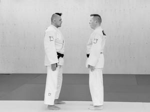 5. Yoko-sutemi-waza (yoko-gake, yoko-guruma, uki-waza) 1. Yoko-gake Tori ja uke kävelevät noin 60 cm päähän toisistaan (noin kaksi shakua)(kuva 1).