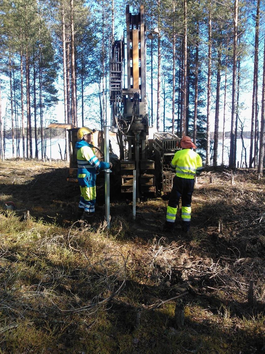 GEOLOGIAN TUTKIMUSKESKUS Geologinen rakenneselvitys 6 2822017 Kuva 3: Porakonekairaus ja havaintoputkiasennus käynnissä, kuva ei ole Laikonkankaalta Kuva A Eskelinen, GTK 33 Painovoimamittaus