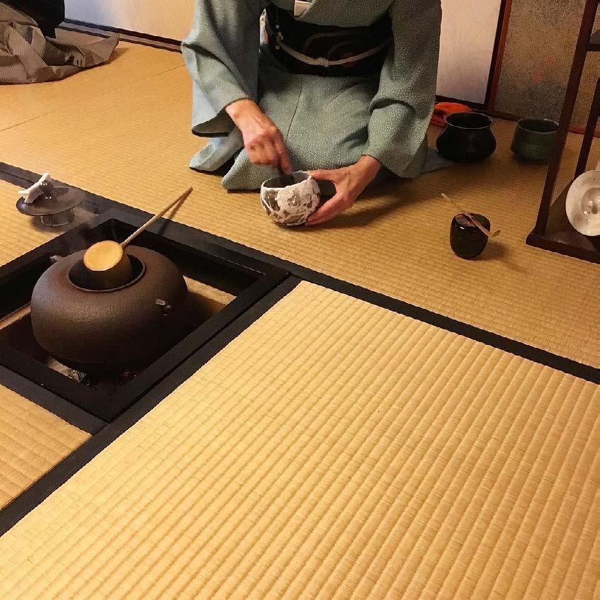 2.2 Teetaide Suuremmalle yleisölle tutumpi sana lienee japanilainen teeseremonia (kuva 5), vaikka parempi sana olisi teetaide tai teen tie.