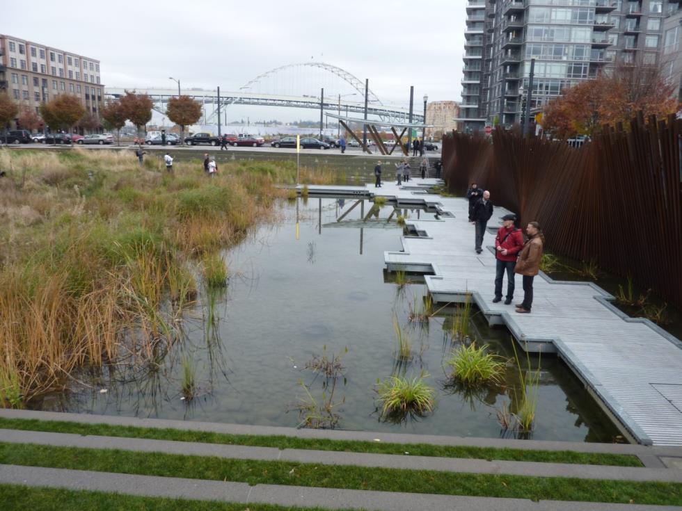 Hulevesikosteikko puistotaiteena Tanner Springs Park, Portland, Atelier Dreiseitl