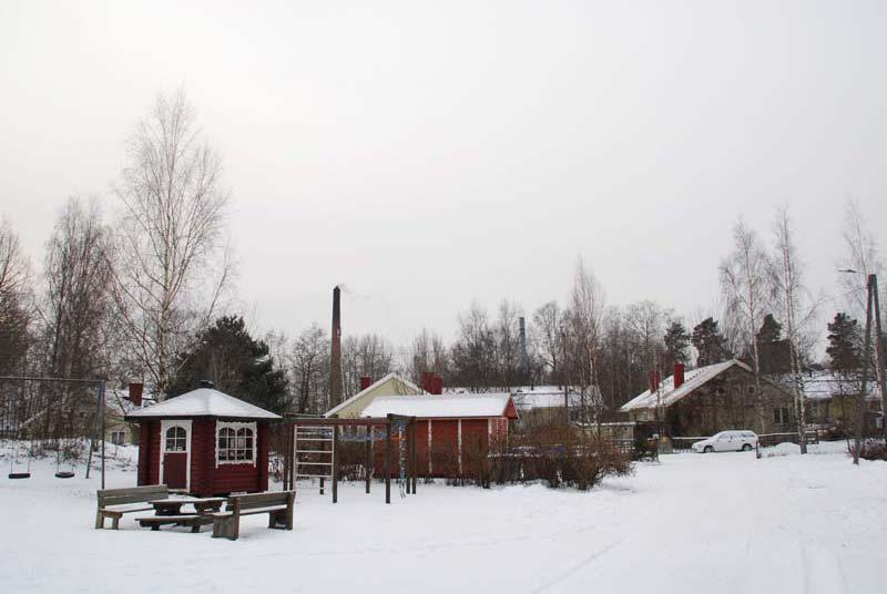 76/163 Kuva 7-15. Nykytila (ylh.) ja havainnekuva (valokuvasovite, alh.). Kuva on otettu Pansion asuinalueelta (kohta 3 kartalla 7-12).