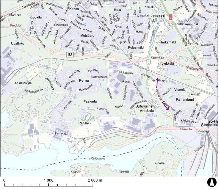 83/163 haniemensillan pohjoispuolella. Rautatie kulkee Pansiontien pohjoislaitaa ja siitä on rakennettu pistoraiteita Pansiontien poikki ranta-alueille.