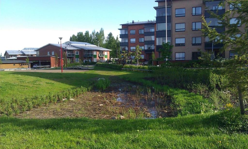 FCG SUUNNITTELU JA TEKNIIKKA OY Raportti, LUONNOS 7 (13) Kuva 5 Esimerkki matalasta viivytyspainanteesta Tonttien kenttä- ja kattovedet suositellaan johdettavan alueellisiin järjestelmiin