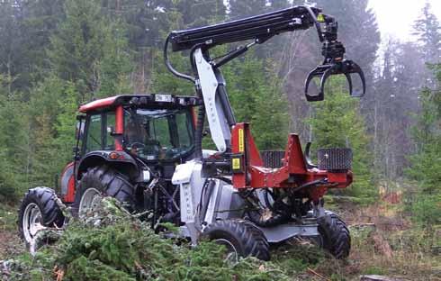 Prosessorissa on 280 kääntökulma, sivuttaissiirto sekä aisan ohjaus +/- 25 tuplasylinterein. Ohjausyhdistelmän ansiosta koneen sovittaminen puun kaatosuuntaan on helppoa.