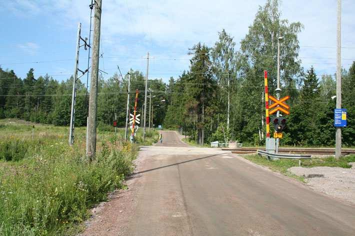 Tasoristeysonnettomuudet sattuvat useimmiten kokeneille autoilijoille tutuissa tasoristeyksissä päiväsaikaan, jossa ei ole varoituslaitteita.