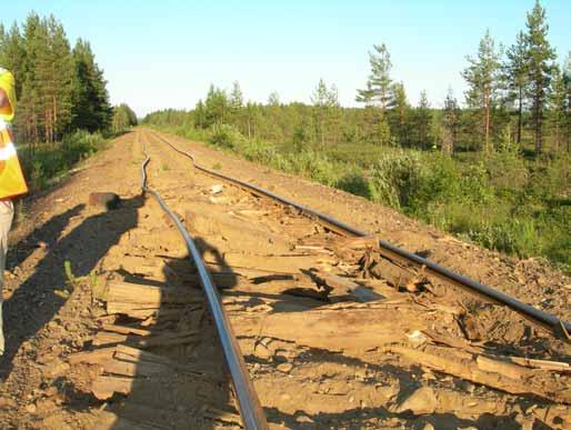 Kuva 4. Radassa suistumisen jälkeen ollut käyrä ja sen jälkeistä rikkoutunutta rataa. Bild 4. Kurvan som uppstod i spåret efter urspårningen och den skadade banan. Figure 4.