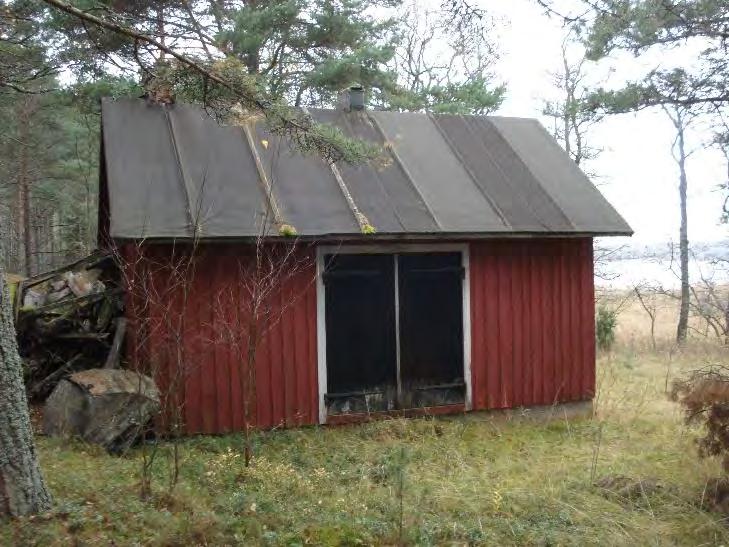 Vasikkamaan tilan länsiosassa on rakennettuna kevytrakenteisia talousrakennuksia sekä yhteiskäyttöisellä rantasauna-alueella saunarakennus.