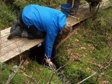 huuhdellaan järvi/jokivedellä muutaman kerran Pullo täytetään joko