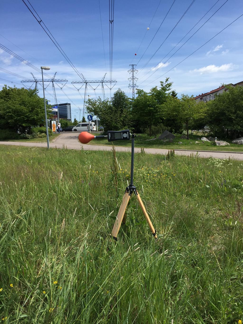 Kuva 10. Mittauspaikka 1 kahden viereisen 400 kv portaalivoimajohdon alla.