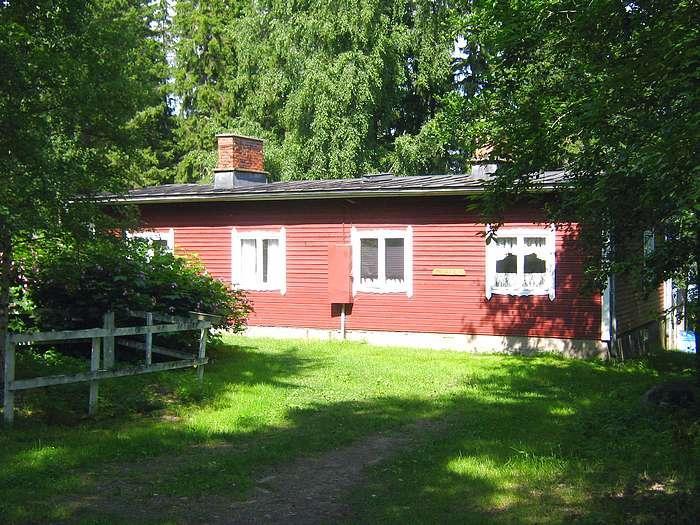 7 Kantahenkilökunnan asunnoiksi 1940luvulla valmistuneet kolme paritaloa, ns. ruotsalaisparakit, sijaitsevat omana ryhmänään monitoimikasarmin pohjoispuolella.