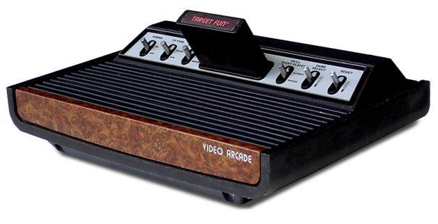 8 Atari julkaisi vuonna 1977 Video Computer System -nimisen pelikonsolin (VCS), jonka nimi kuitenkin vaihdettiin vuonna 1982 Atari 2600:ksi (Tukeva 2011, 31).