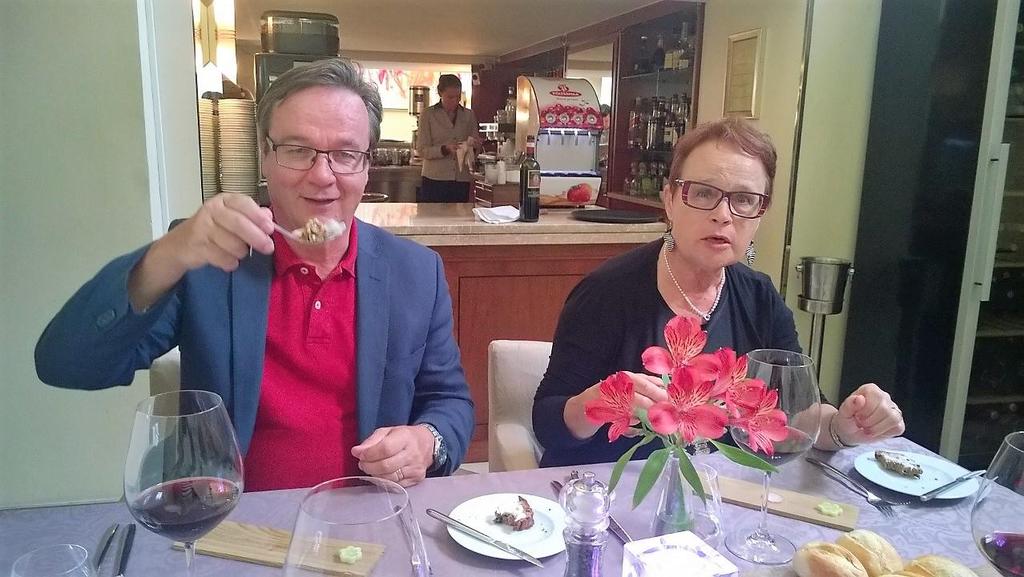 Lähdimme aperitiivien jälkeen syömään läheiseen MIX-ravintolaan My