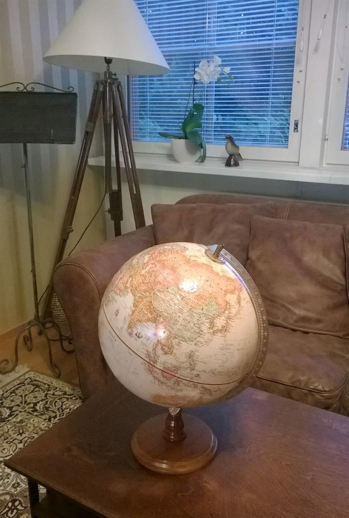 Siirryimme huoneeseemme ottamaan ginitonicit ja katsomaan Euroopan liigan loppuottelua, jossa madridilaiset joukkueet ratkaisivat mestaruuden.
