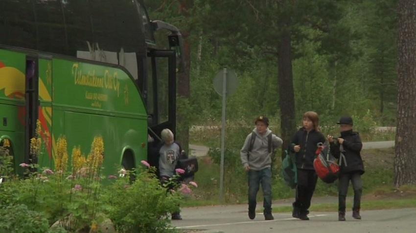 13 aikana dokumentti ehtii Kittilän kaivokseen ja avolouhoksen pohjalle. Ajallisesti dokumentti siis kiirehtii tapahtumia.