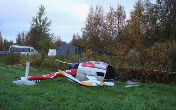 Kuva 2. Helikopteri onnettomuuden jälkeen Läheisen rivitalon pihalla ollut henkilö näki helikopterin lähestymisen ja törmäyksen maahan.