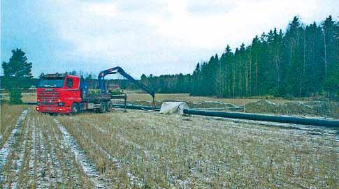 1. Tapahtumien kulku Kuva 1. Poliisin ottama yleiskuva työmaasta tapaturman jälkeen. 1.1 Tausta ja töiden organisointi Yritys A rakennutti maakaasuputkilinjaa, jonka suunnittelusta ja laadunvalvonnasta vastasi yritys B.