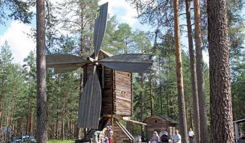 Kirkkopihassa on vapaussodan taisteluissa kaatuneiden hauta ja Pudasjärven ensimmäisen kirkkoherran Josephus Palmannuksen ja hänen perheensä hauta.