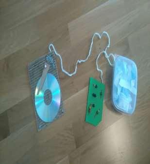 Kovalevy cd-levy pahvia sakset pieniä helmiä tai muita koristeita liimaa (erikeepperiä) 1. Leikkaa pahvista sopivan kokoinen suorakaiteen muotoinen palanen ja liimaa siihen vanha CD-levy. 2.