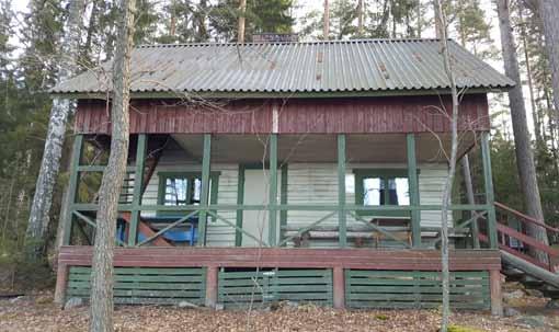 Tilalla 576-410-3-716 Erälä sijaitsee lauta- ja hirsirakenteisen (kuisteineen n. 8 * 6,2 m, n. 50 m 2 + vintti) päärakennuksen lisäksi varasto (vihreä, n. 3,75 *2,3 m, n.