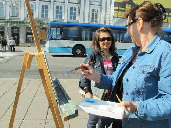 Turistit tulivat ensimmäisinä juttelemaan ja kyselemään.