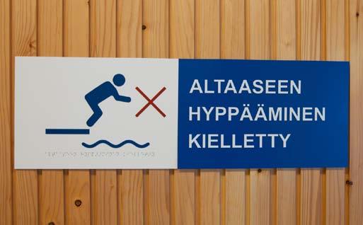 ohjeet 21 5.11 Uimahallitilojen opasteet Uimahallitilat eroavat muista opastettavista tiloista siten, että allas- ja pesutiloissa liikutaan pääsääntöisesti ilman silmälaseja.