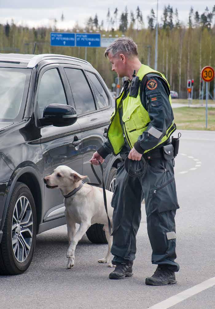 kertoo kiinnostuneensa tuolloin koiranohjaajan tehtävistä, koska halusi kokeilla jotain uutta.