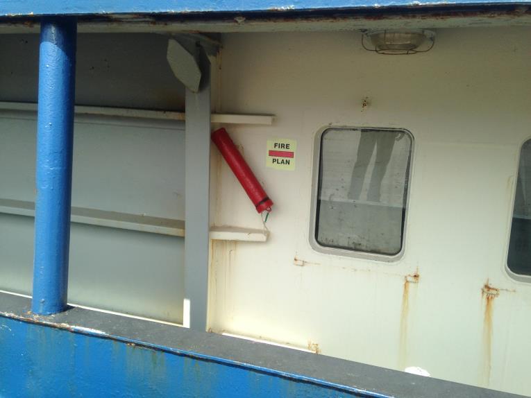 STK tyypin laivoissa pelastushenkilöstölle tarkoitetut safetyplanit löytyvät laivan molemmin puolin