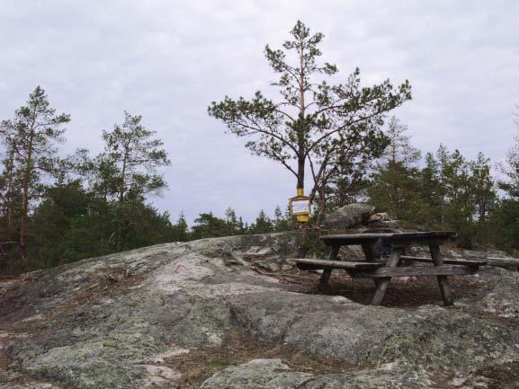 Rajakallio on monille asukkaille tärkeä paikka ja yksi suunnittelualueen korkeimmista kohdista. 8.3. Rajakallio (kohde 3) jotkut sorakuopan reunoista ovat täysin kasvittomia.