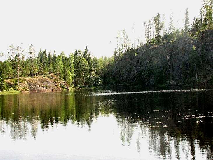 Matala Haukkalampi pohjoisrannalta etelään kuvattuna. Kuva 24. Vasemmalla Haukkaromu ja oikealla Haukkavuori. 4.8. Vehkalampi Vehkalampi on erittäin ruskeavetinen suolampi.