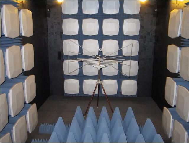 18 4.2 Täysvaimennettu mittakammio (FAR) Fully Anechoic Room eli täysvaimennettu mittakammio on huone, joka on suojattu sähkömagneettiselta säteilyltä seinistä, katosta ja lattiasta.
