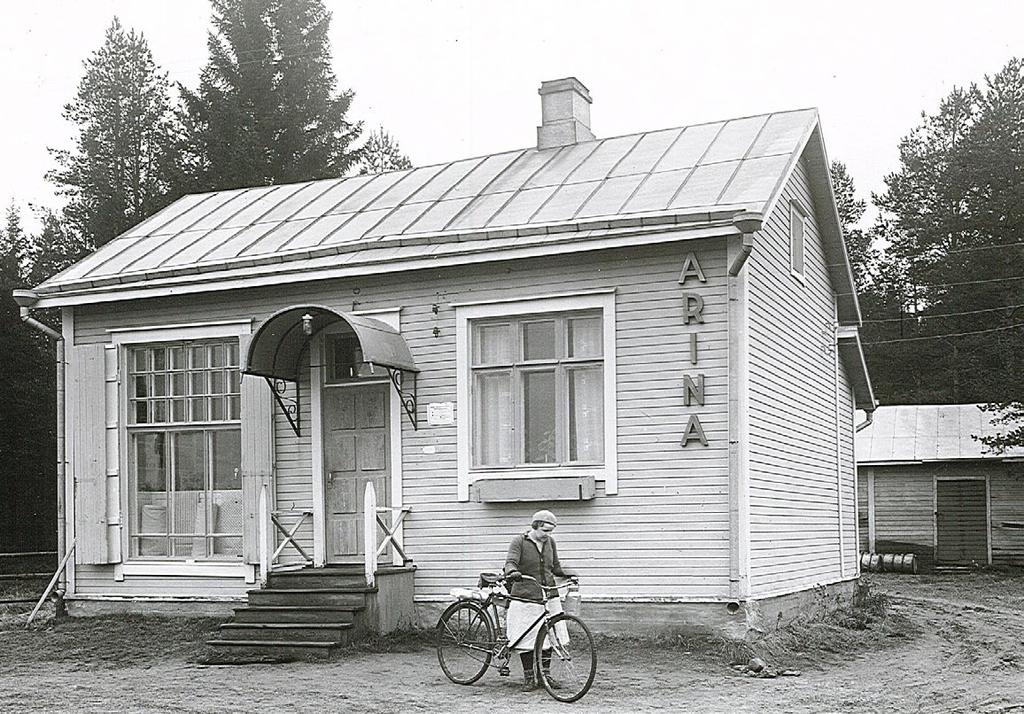 Madekosken myymälä vuodelta 1917. HISTORIAN HAVINAA RAKENNUS- NÄYTTELYN MERKEISSÄ Osuuskauppa Arinan juhlavuosi on käynnissä ja yksi tapa tutustua Arinan historiaan on rakennusnäyttely.