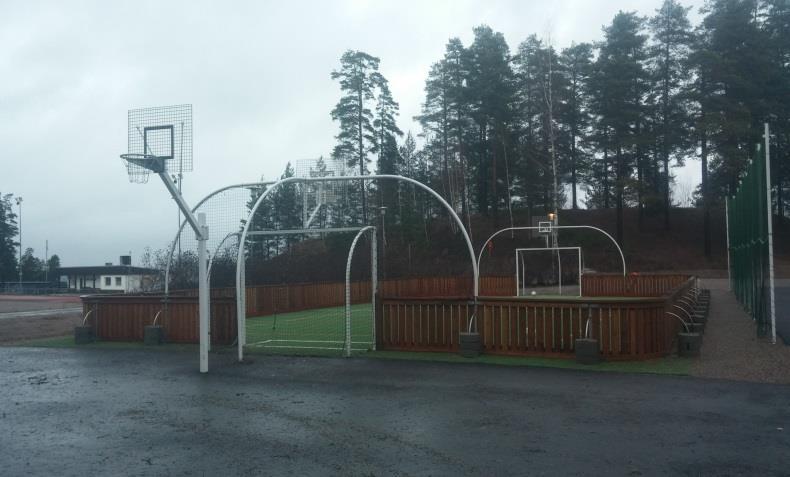 Oppilas voi valita joko ulkoilun koulun välituntialueella