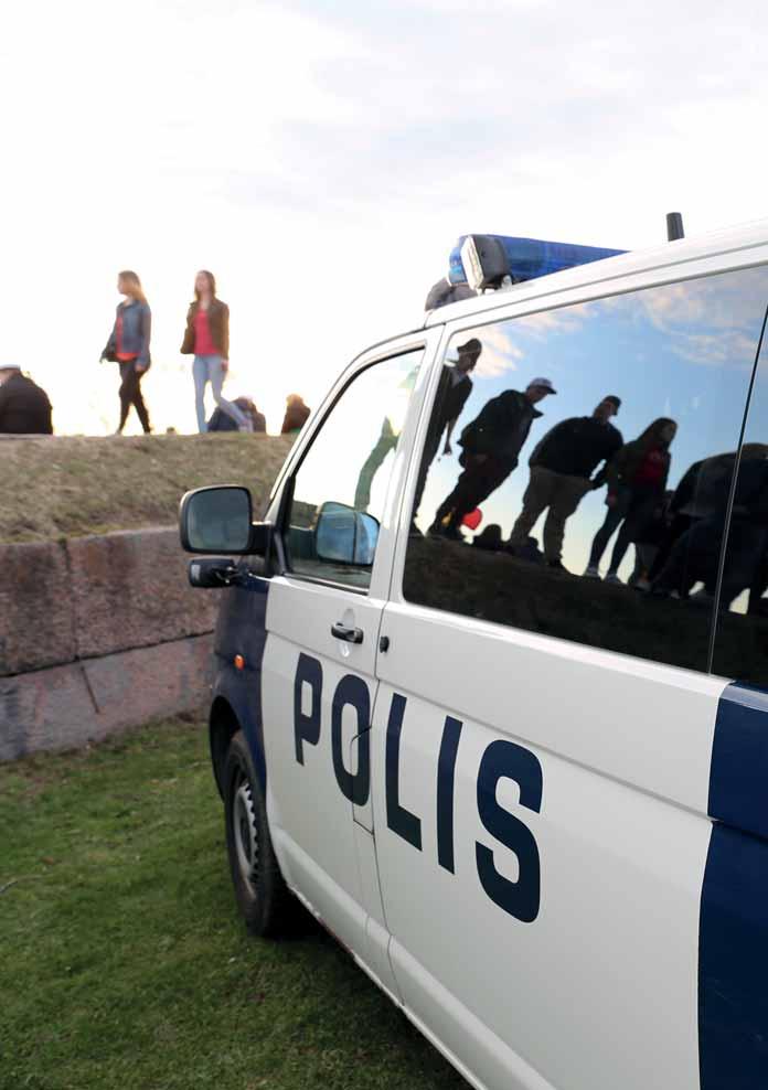 Mielestäni poliisien määrän lisääminen hillitsisi paljon häiriökäyttäytymistä niin kaduilla kuin erityisesti liikenteessä.