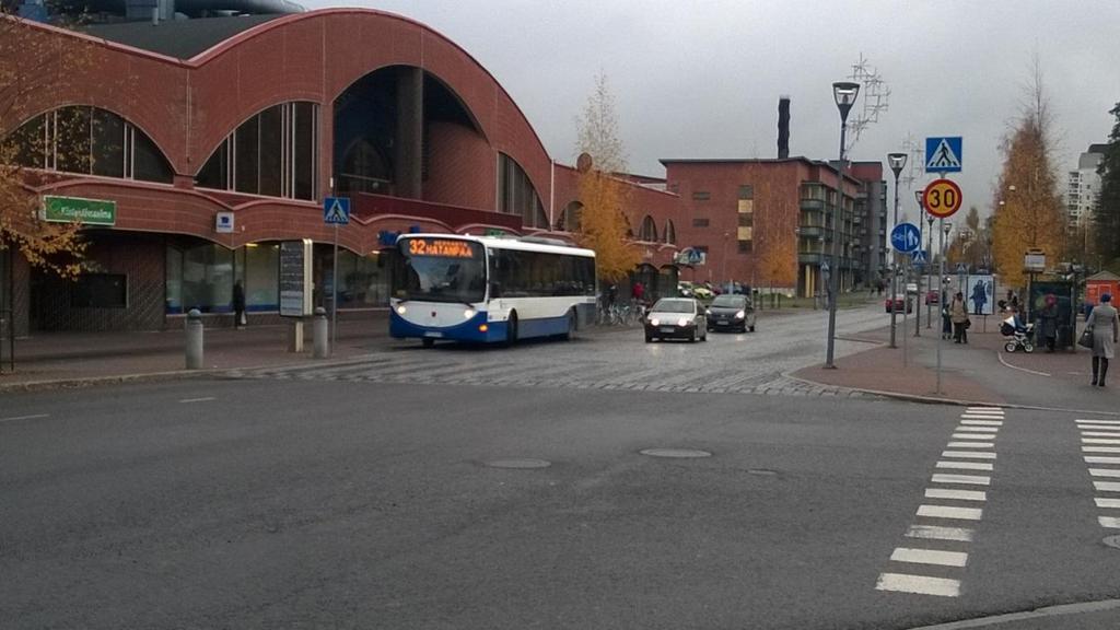 16 3. INSINÖÖRINKATU 3.1 Nykytila Insinöörinkadun osuus Kanjoninkatu Arkkitehtikatu on noin 2 km pitkä ja katujakso on 1+1- kaistainen. Kadun molemmin puolin on jalankulku- ja pyörätiet.