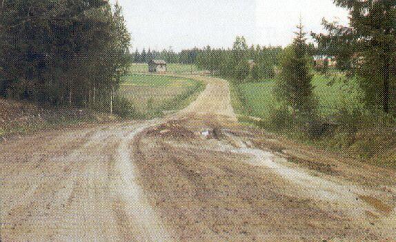 - Lievää tien rungon pehmenemistä. - Pääosa tiestä kantavaa. Keskimääräinen 2 - Ajonopeutta joudutaan laskemaan tuntuvasti.