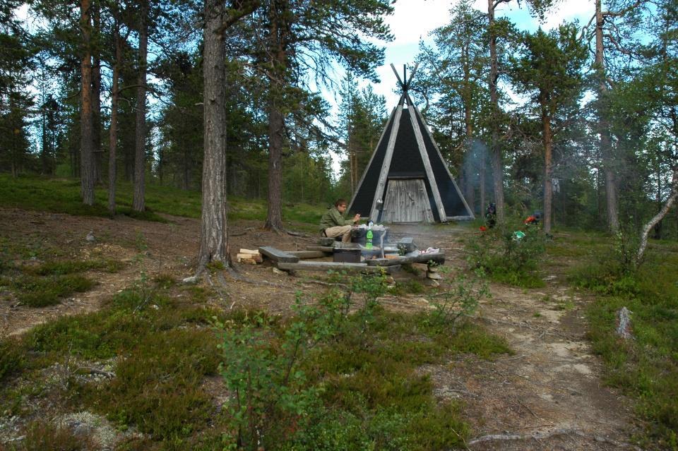Rinkka selkään, ja opastaulun vasemmalta puolelta