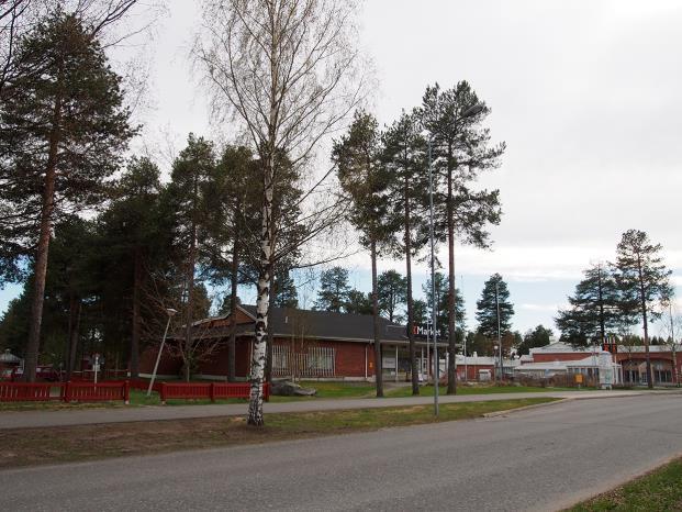 Lisäksi tontille on osoitettu talousrakennuksen rakennusala, jolla on rakennusoikeutta 100. Tontilla on varattava 1 autopaikka 50 kerrosalaneliömetriä kohti.