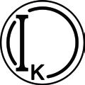 Haalarit ovat mattamustat ja vasen hiha kertoo kertoo opiskeluohjelman: rakennettu ympäristö = fuksia, kiinteistötalous = viininpunainen ja geomatiikka = metsänvihreä.