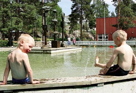 ) Myllypurossa Myllynsiiven leikkipuisto on aurinkoinen keidas kesällä, mutta puisto kallioisen mäntymetsän keskellä on kaunis talvellakin.