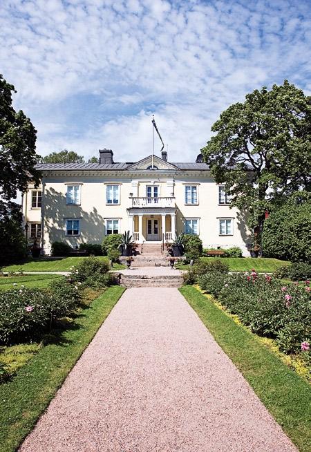 ) Harva tulee ajatelleeksi, että Helsingin hienoimmat kartanopuistot löytyvät Itä-Helsingistä. Kuvassa Herttoniemen kartano, jonka sivurakennuksessa toimii ravintola.