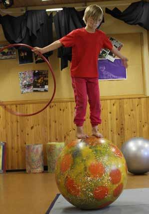 3.3. Koulutustoiminta Sirkus Supiainen ry:n koulutustoiminnan pääpaino on päämäärätietoisessa nuorisotyössä ja sirkusharrastuksen mahdollistamisessa etenkin maaseudun lapsille ja nuorille.