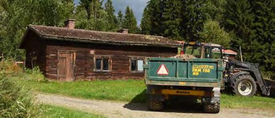 Se on rakennettu lähellä olevan Haapalahden tilan pihaan vuosien 1780 ja 1800 välillä ja siirretty nykysijaintiinsa, Haapalahti-Uusitalon pihaan vuonna 1867.